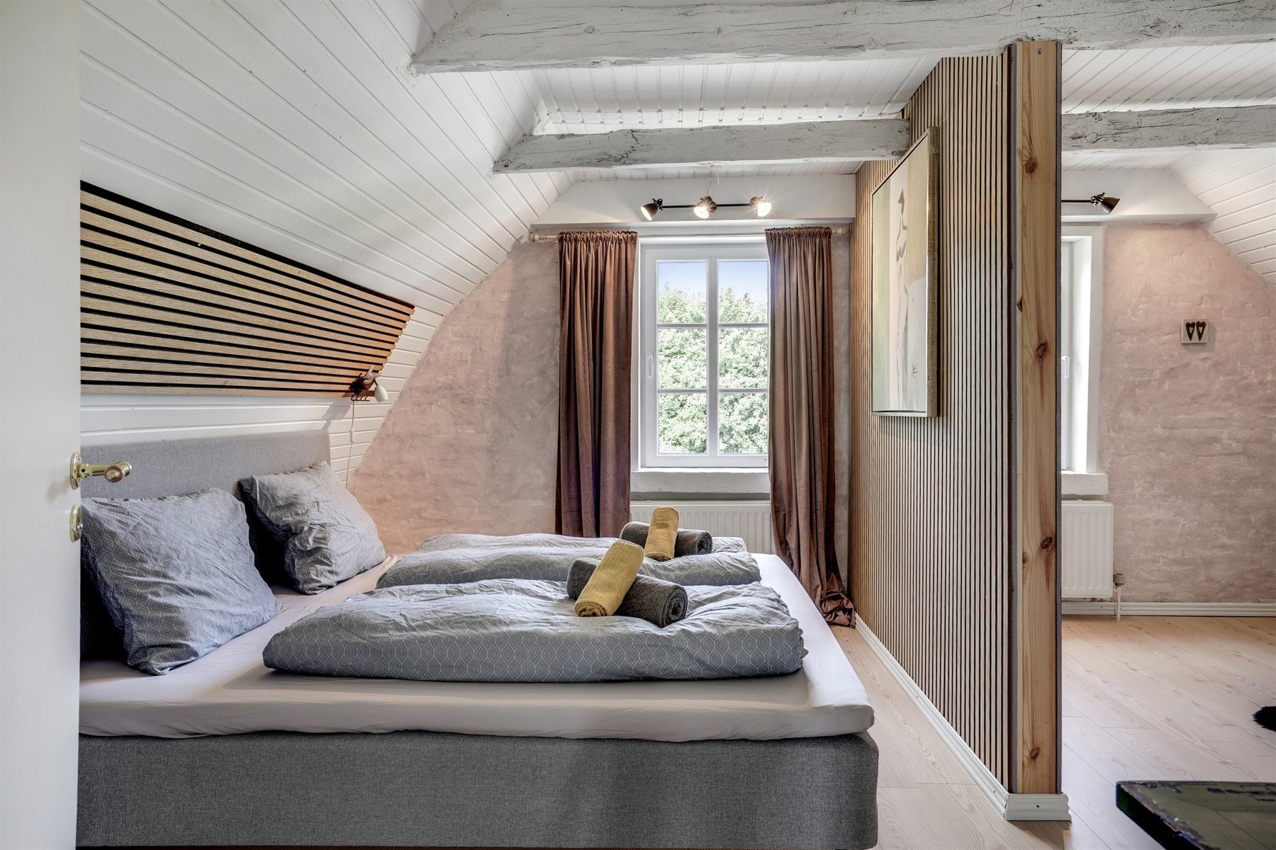 Room 2 – bright room under the roof