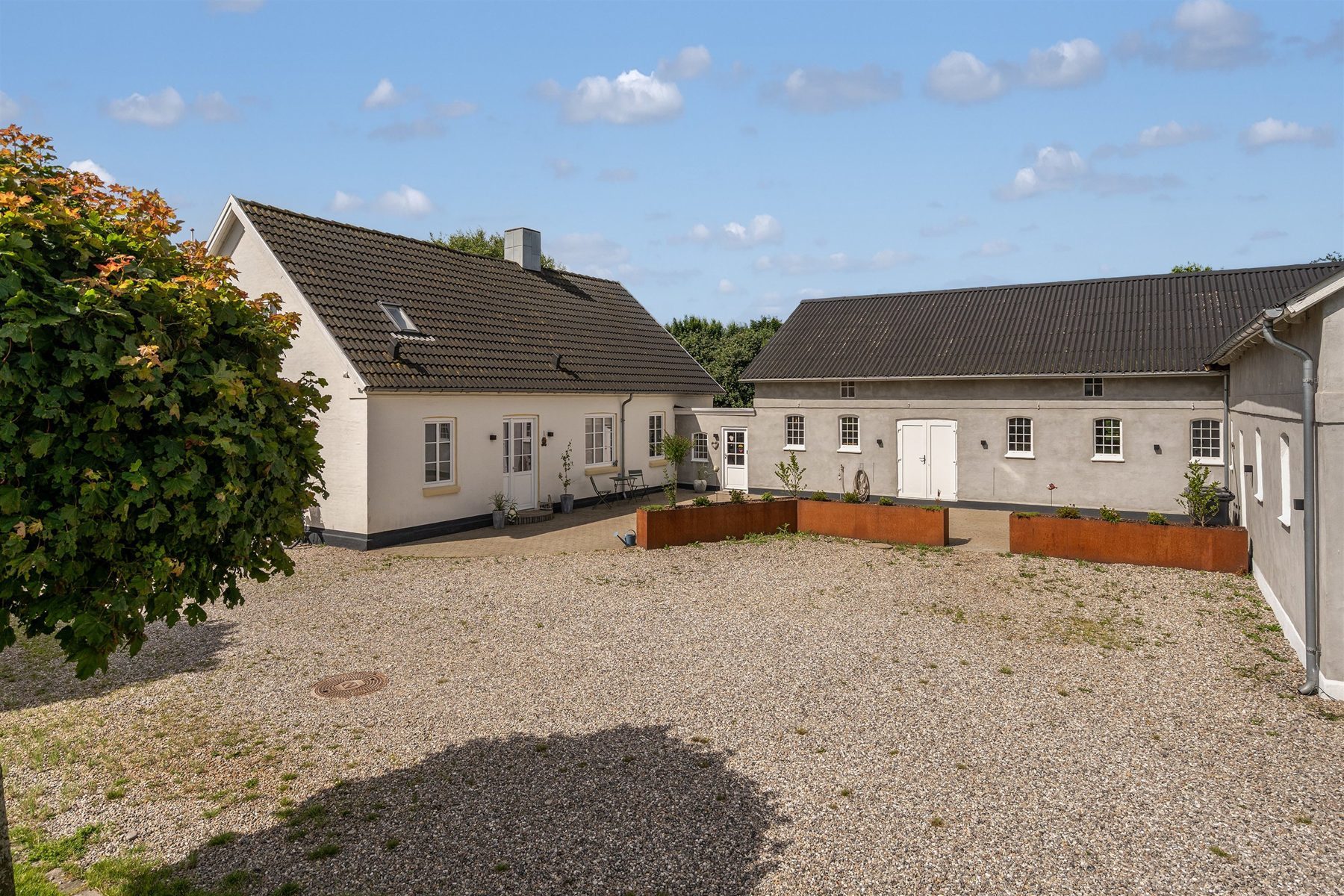 Skadshof – the white Danish farmhouse with courtyard